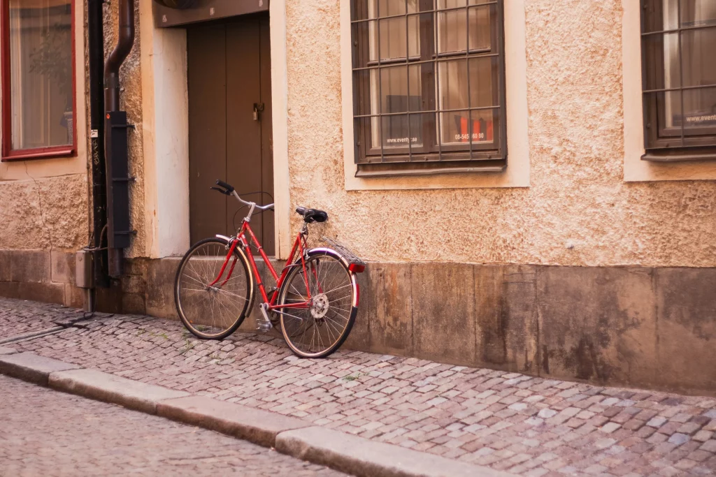 Vélo rouge dans une ville